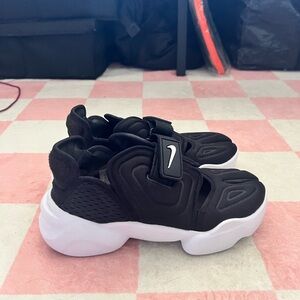 Black and white Nike Air Rift Sneakers